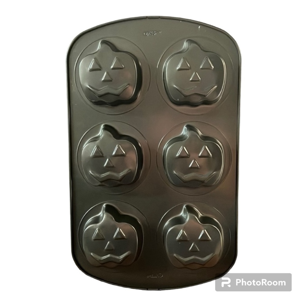 Jack-o-lantern Cake Pan | Wilton